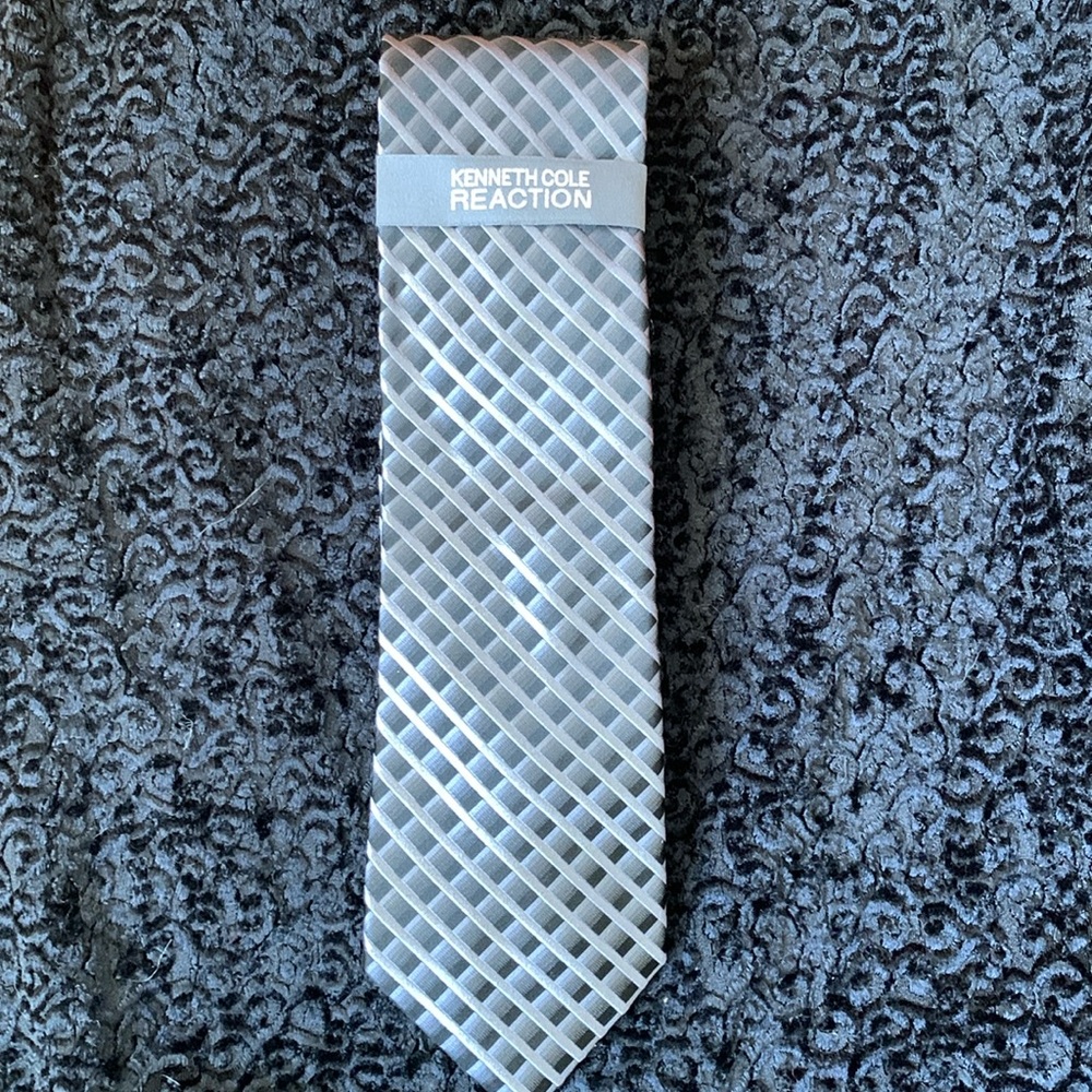Kenneth Cole Reaction Men’s Tie Silver/Charcoal Diamond Pattern Tie NWT